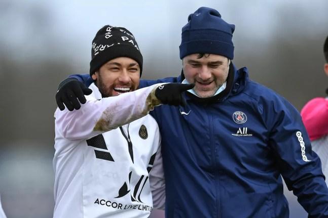 Neymar sorri ao lado do técnico Pochettino, em treino do dia 29 de janeiro no PSG — Foto: Aurelien Meunier/PSG via Getty Images