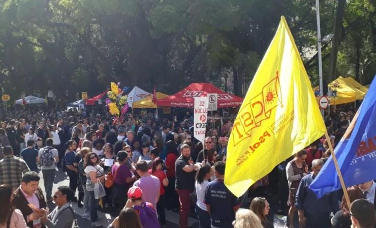 Em assembleia na Praça da Matriz, professores deliberaram sobre greve geral (Foto: Zete Padilha/RBS TV)