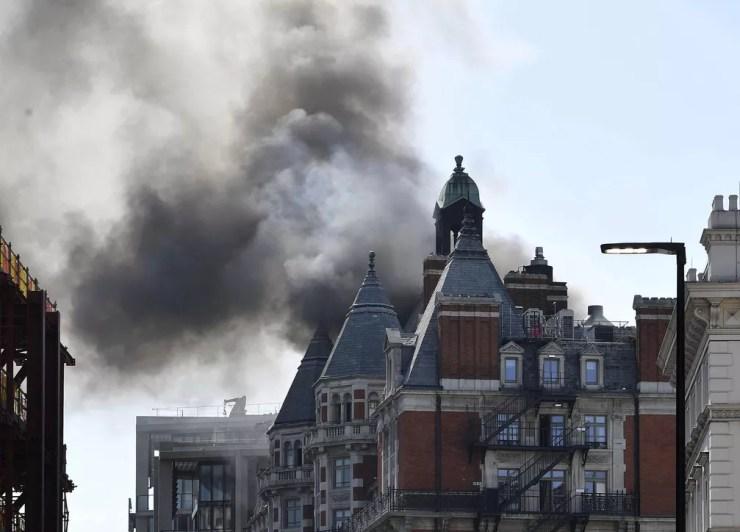 Bombeiros foram chamados para conter incêndio em hotel em Londres nesta quarta-feira (6) (Foto: John Stillwell/PA via AP)
