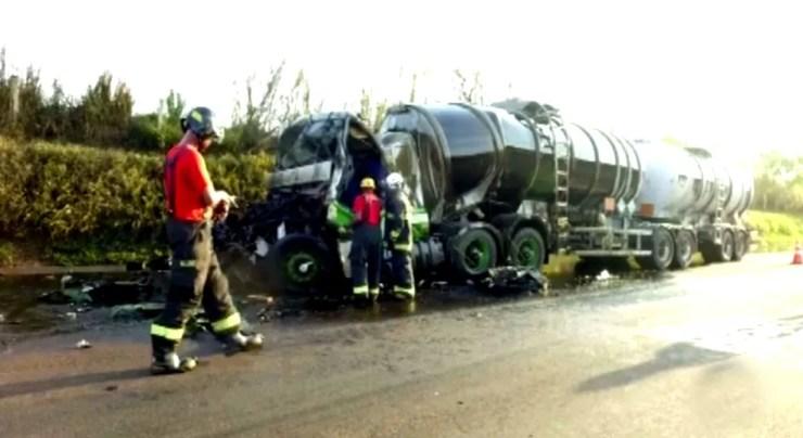 Cabine e o primeiro compartimento de carga do caminhão-tanque ficaram bastante danificados (Foto: Luizinho Andretto / Imagem cedida)