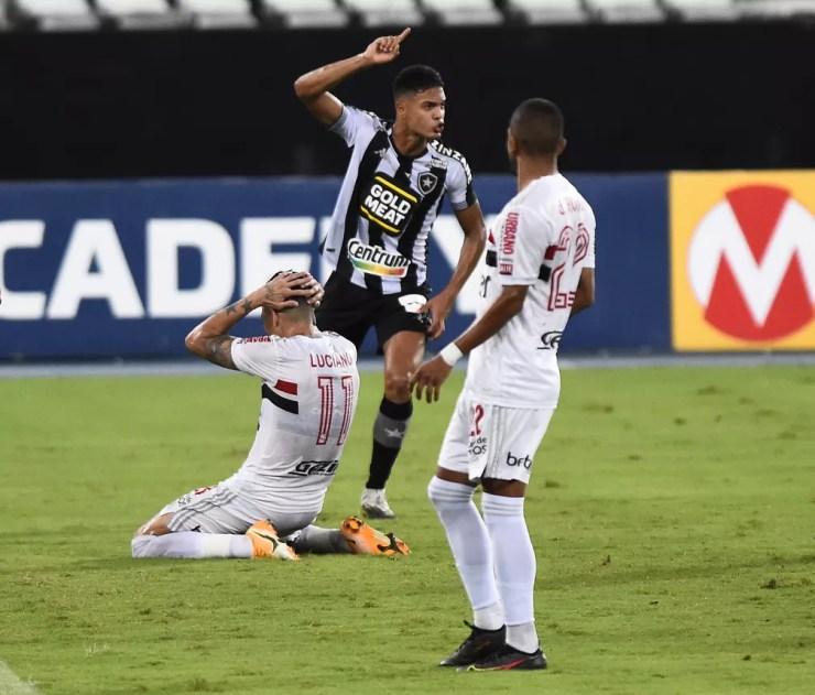 Luciano lamenta pênalti perdido durante jogo do São Paulo contra o Botafogo — Foto: André Durão