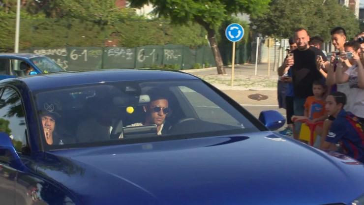 Neymar chega ao CT do Barcelona, de onde foi embora cerca de meia hora depois (Foto: Ivan Raupp)