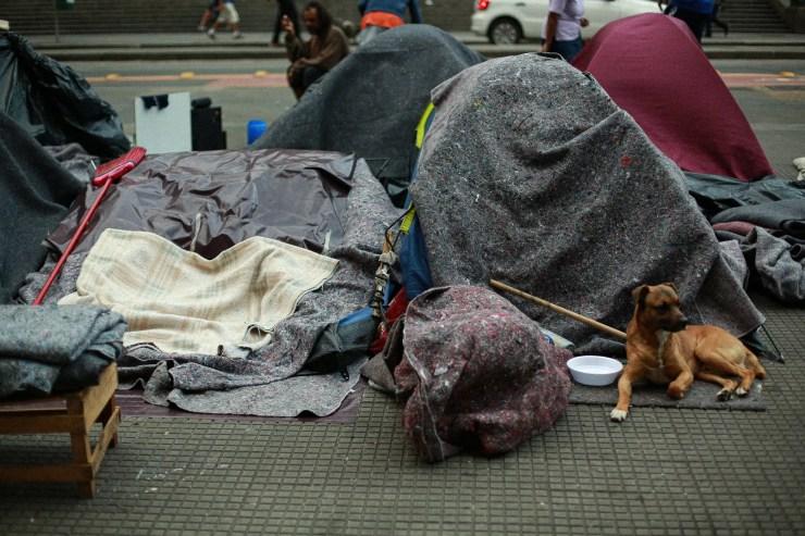 Frio, fome, doenças: a vida de moradores em situação de rua em SP na pandemia