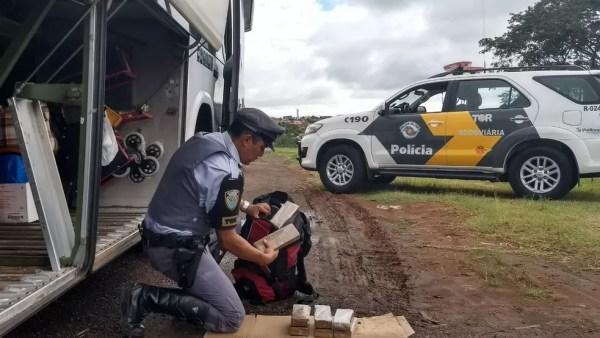 Polícia apreendeu tijolos de maconha que estavam escondidos na mochila do passageiro de um ônibus, em Clementina (SP) (Foto: Polícia Rodoviária/Divulgação)