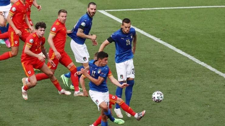 Pessina desvia de leve e faz o gol da Itália contra País de Gales