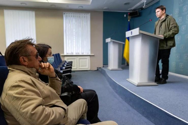 Sean Penn assiste a entrevista coletiva do governo ucraniano nesta quinta-feira (24) em Kiev — Foto: Divulgação