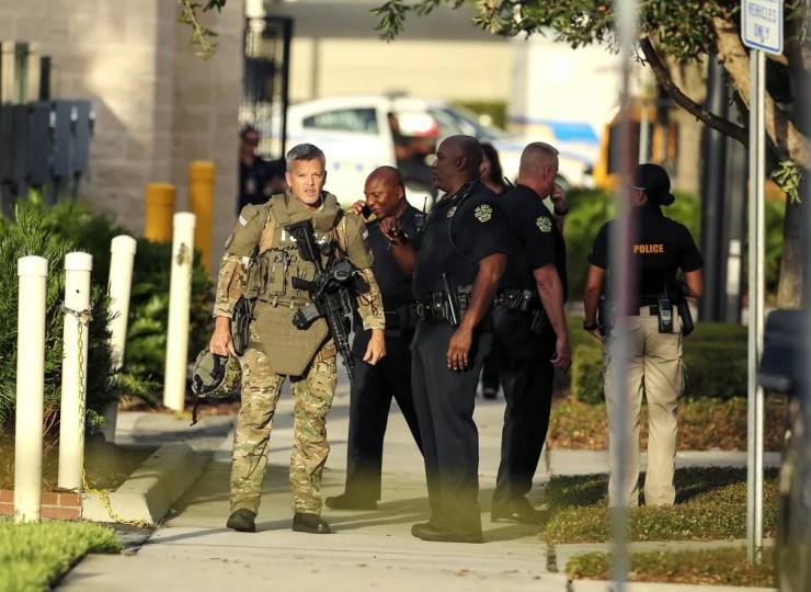 Policiais vão a hospital em que homem fez ameças nesta segunda-feira (1º) em Orlando, nos EUA — Foto: Jacob Langston/Orlando Sentinel via AP