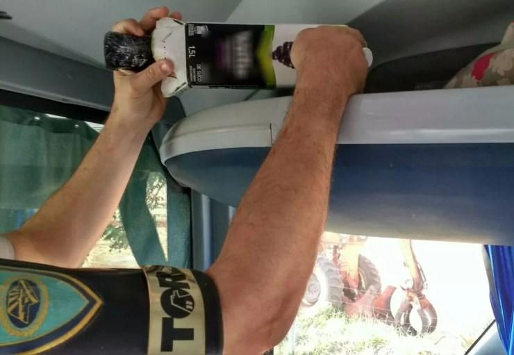 Cartelas de estimulantes estavam escondidas em caixa de suco (Foto: Polícia Rodoviária / Divulgação)