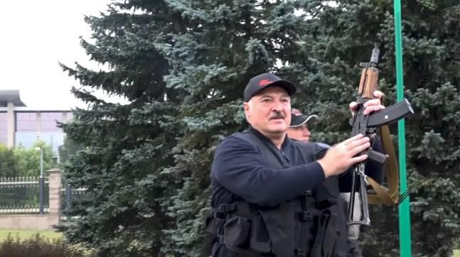 Alexander Lukashenko apareceu no domingo (23) com um colete à prova de balas e um fuzil Kalashnikov nas mãos. — Foto: State TV and Radio Company of Belarus via AP