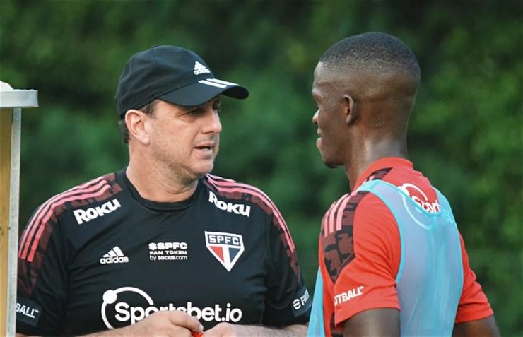 Rogério Ceni conversa com Andrés Colorado, o sexto e último reforço do São Paulo — Foto: Divulgação