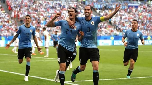 Cavani e Godín comemoram o último gol do jogo
