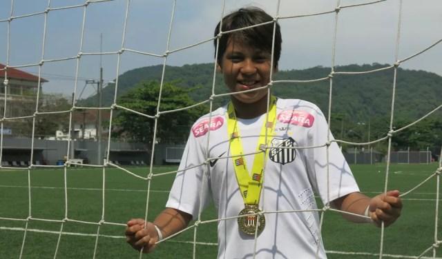 Kaio Jorge chegou no Santos com 11 anos e já começou a se destacar na base — Foto: Antonio Marcos