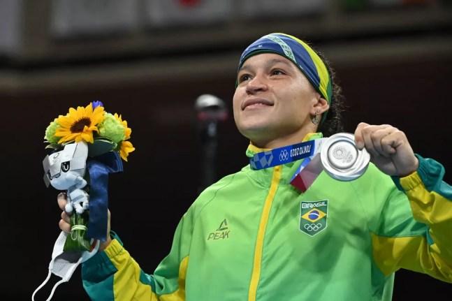 Bia Ferreira exibe a medalha de prata no boxe — Foto: Luis ROBAYO / POOL / AFP