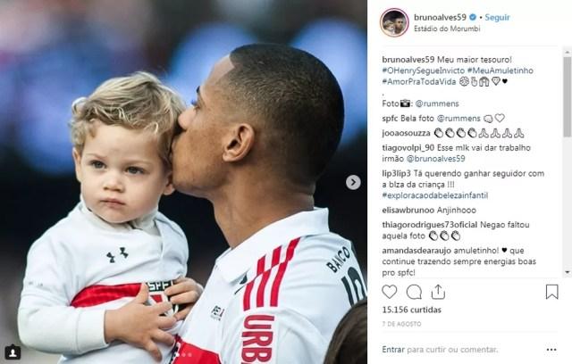 Bruno Alves entra com o filho, Henry, em campo pelo São Paulo — Foto: Reprodução/Instagram