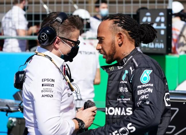 Lewis Hamilton conversa com seu estrategista, Peter Bonnington, antes do GP dos EUA — Foto: Darron Cummings - Pool/Getty Images