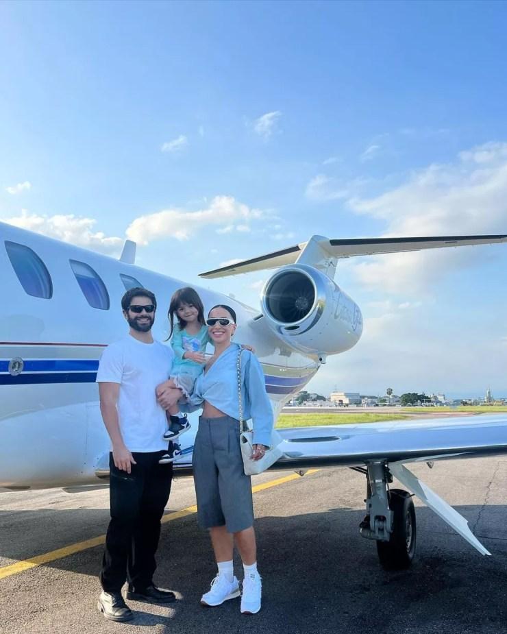 Sabrina com a família e a aeronave que usa pra se deslocar — Foto: Reprodução/Redes sociais