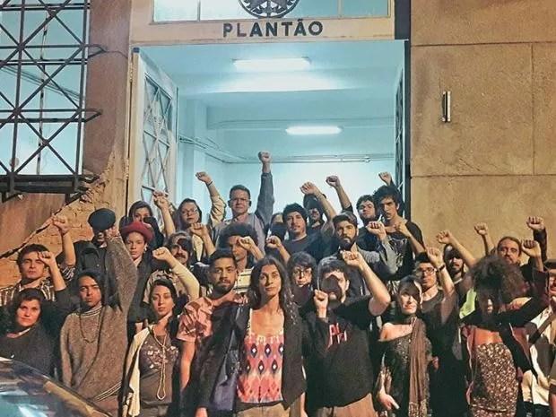 Artistas se reuniram na frente do Palácio da Polícia de Santos para acompanhar ator detido (Foto: Rodrigo Montaldi Morales / Arquivo Pessoal)