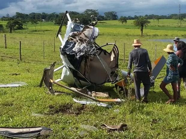 Helicóptero ficou destruído com a queda (Foto: Arquivo Pessoal)