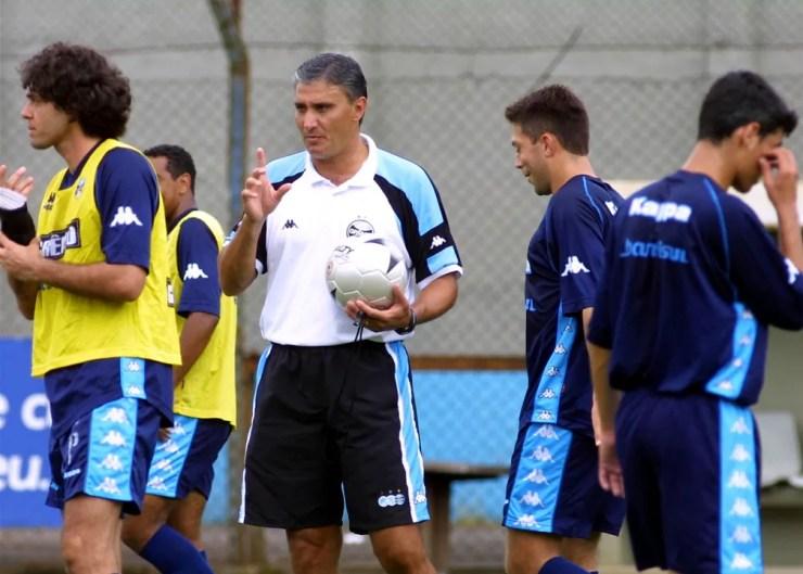 Tite, nos tempos de técnico do Grêmio, com time mais leve do que o habitual à moda gaúcha — Foto: AE/Neco Varella