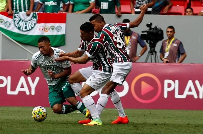 Gabriel Jesus disputada jogada com Cicero e Douglas durante Flu x Palmeiras (Foto: FOTO NELSON PEREZ/FLUMINENSE F.C.)