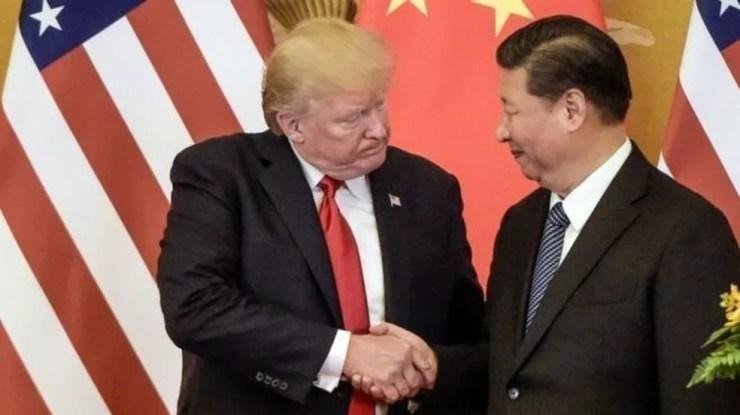 Os presidentes dos EUA e da China têm no G20 o primeiro encontro desde que o governo americano elevou tarifas sobre mais de US$ 200 bilhões de importações chinesas em julho — Foto: AFP/Getty via BBC