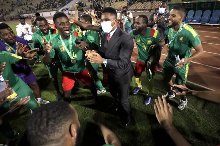 Presidente da federação de Camarões, Samuel Eto'o vibra com os jogadores a conquista do terceiro lugar em cima de Burkina Faso — Foto: Mohamed Abd El Ghany/Reuters