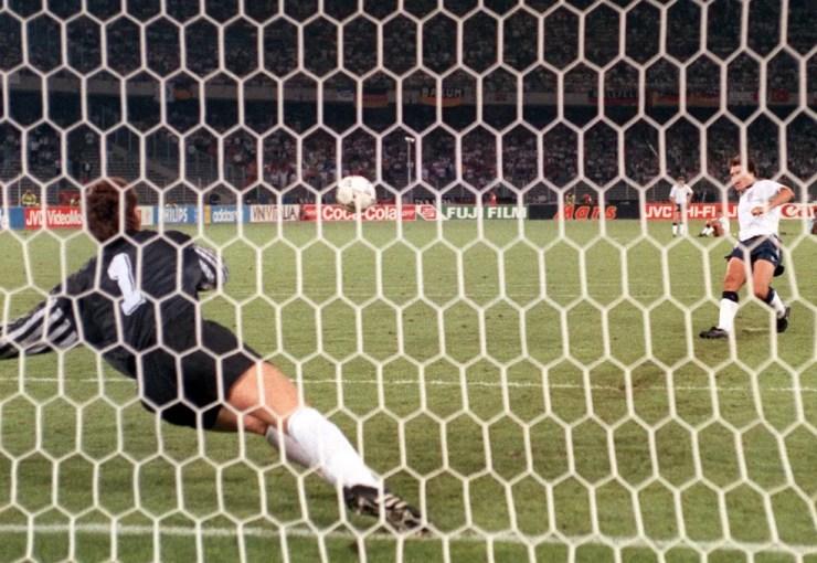 Alemanha venceu a Inglaterra na disputa por pênaltis na semifinal da Copa de 1990 — Foto: AFP