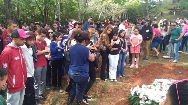 Adolescente morta a facadas foi enterrada em São Roque — Foto: Matheus Fazolin/G1