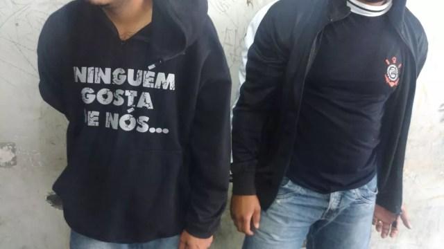 Dois corintianos detidos em flagrante pela PM por suspeita de crimes (Foto: Divulgação/PM)