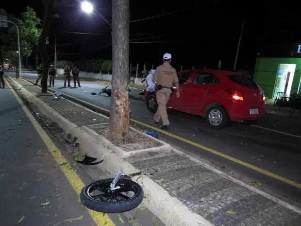 Motociclista morreu após bater contra carro em avenida de Ponta Grossa, na madrugada deste domingo (26) (Foto: Cristiano Barbosa/aRede/Jornal da Manhã)