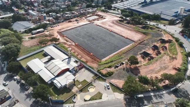 Vista aérea da pista e do local onde está sendo construído o complexo esportivo e educacional em Carapicuíba — Foto: Divulgação