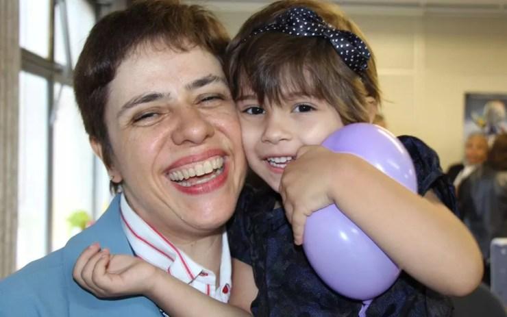 A professora Eneá de Stutz, que escolheu ser mãe pela primeira vez aos 46 anos, abraçada à filha, Ninian. (Foto: Arquivo Pessoal)