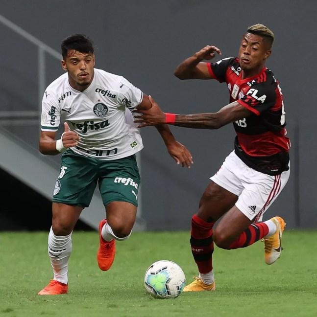 Gabriel Menino em disputa com Bruno Henrique em Palmeiras e Flamengo — Foto: Cesar Greco\Palmeiras