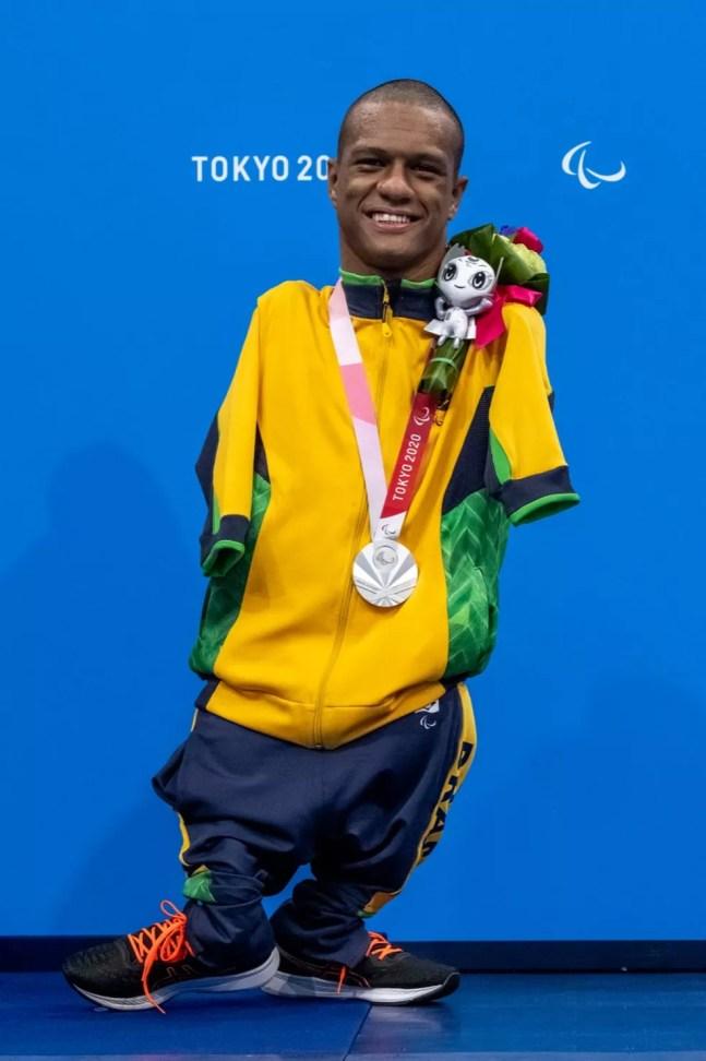 Gabriel Araújo com a prata da natação das Paralimpíadas — Foto: Miriam Jeske/CPB
