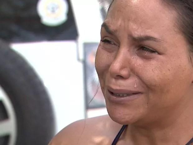 Miriane Brasil chora ao falar sobre a confissão do filho, suspeito de matar idosa em Brodowski, SP (Foto: Chico Escolano/EPTV)