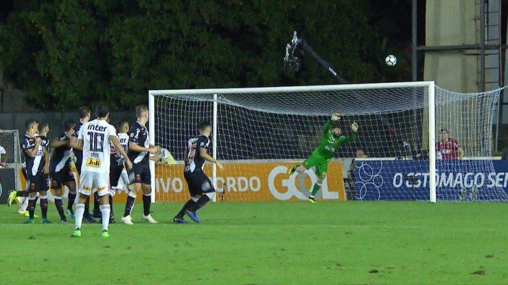 Nenê cobra falta colocada e bola sai rente à trave, aos 23 do 2º tempo