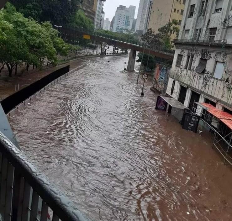 Chuva alaga Praça da Bandeira, no Centro de São Paulo, neste domingo (25).  — Foto: Reprodução/Redes Sociais 