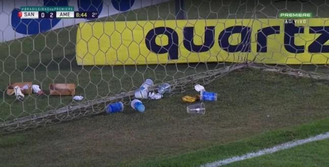 Lixo atrás de um dos gols da Vila Belmiro em Santos x América-MG — Foto: Premiere