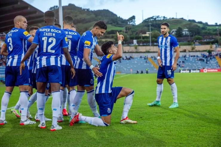 Luis Díaz comemora um de seus dois gols na vitória do Porto contra o Santa Clara — Foto: Eduardo Costa/EFE
