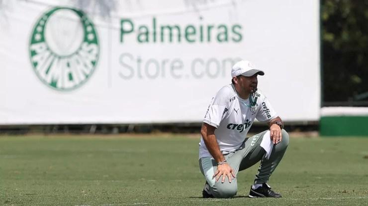 Abel Ferreira observa o treinamento do Palmeiras — Foto: Cesar Greco\Palmeiras