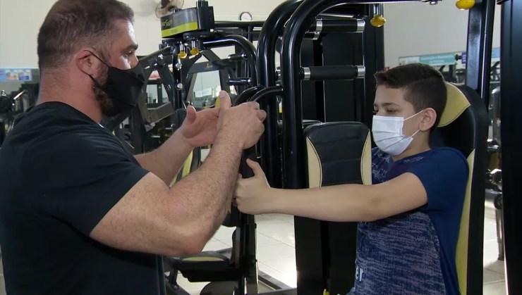 Adolescente conta com o acompanhamento de profissional — Foto: TV Fronteira / Reprodução