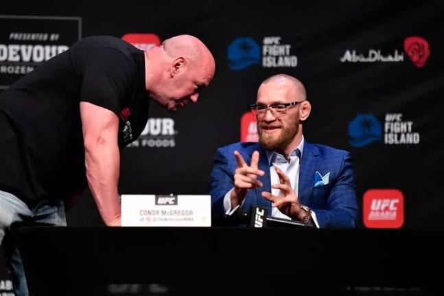 Dana White e Conor McGregor em coletiva do UFC 254 em Abu Dhabi — Foto: Jeff Bottari/Zuffa LLC via Getty Images