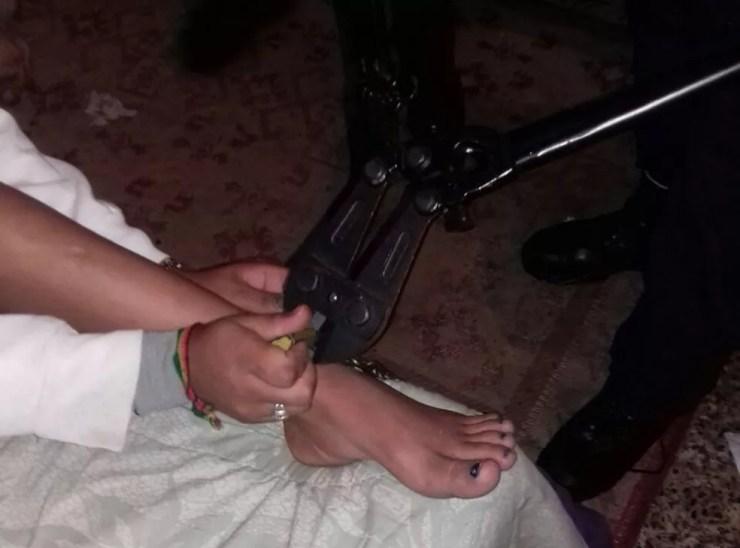 Adolescente foi encontrada acorrentada em guarda-roupa de casa em Sorocaba (Foto: Guarda Civil Municipal/Divulgação)