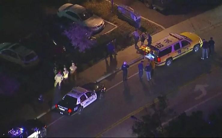 Polícia vai a bar em que houve tiroteio na noite desta quarta-feira (7) na Califórnia — Foto: KABC via AP