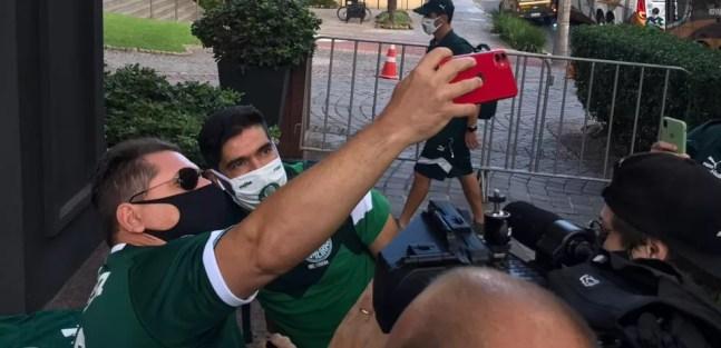 Abel Ferreira parou para tirar foto com torcedor do Palmeiras — Foto: Eduardo Rodrigues