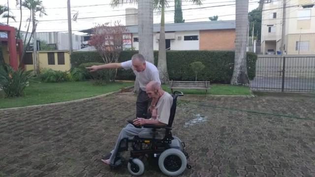 Michel orienta Juan a usar a cadeira de rodas motorizada (Foto: Matheus Fazolin/G1)