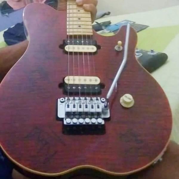 Guitarra foi autografada por todos os integrantes do grupo Roupa Nova para morador de Sorocaba (Foto: Arquivo Pessoal)