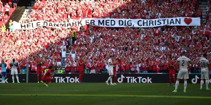 Homenagem para Christian Eriksen aos dez minutos do jogo entre Dinamarca e Bélgica — Foto: REUTERS/Stuart Franklin