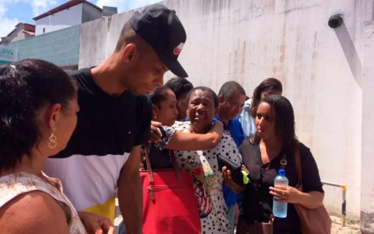 Moradores aguardam informações sobre desaparecidos na UPA de Vera Cruz (Foto: Julina Almirante / G1)