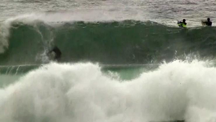 Surfista aproveita ressaca no Arpoador (Foto: Andressa Gonçalves/Reprodução/G1)